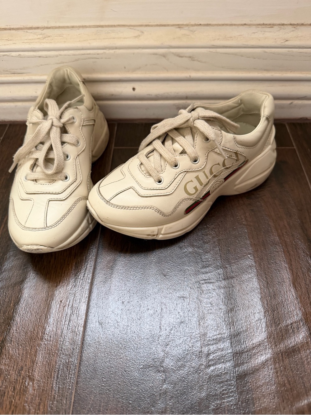 Gucci Kids Off-White Leather Sneakers with Red-Green Stripe